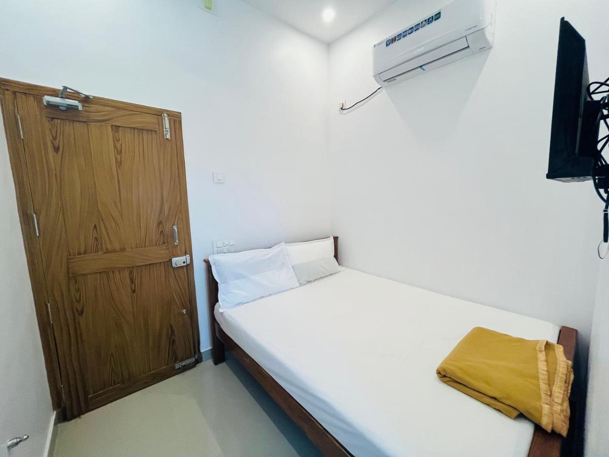 Sri Balaji Lodging Hotel Tiruchchendur ภายนอก รูปภาพ